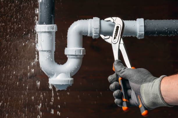 Professional Emergency Plumber technician working in Quinton, AL